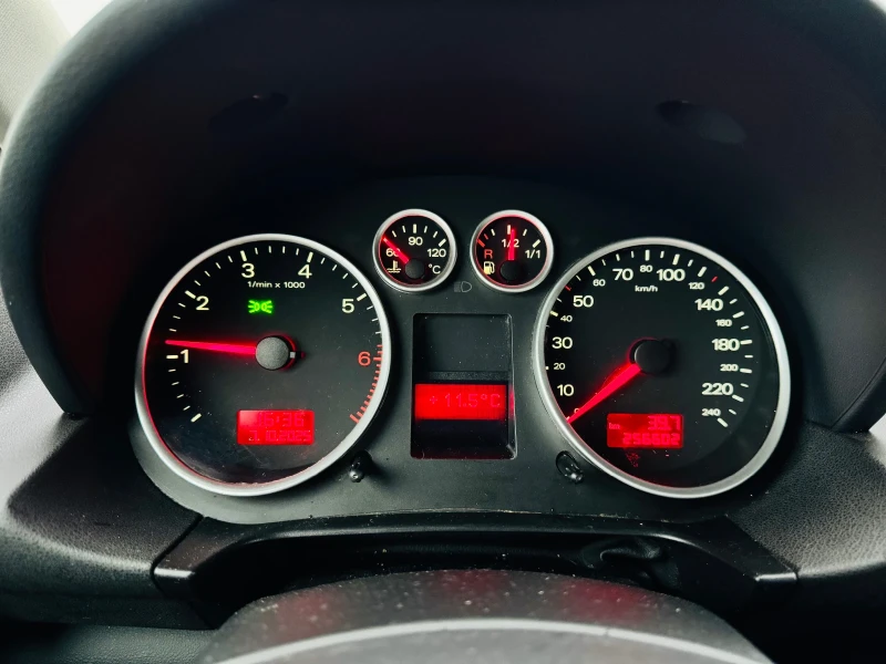 Audi A2 1.4 Бензин / 75 к.с, снимка 14 - Автомобили и джипове - 52020220