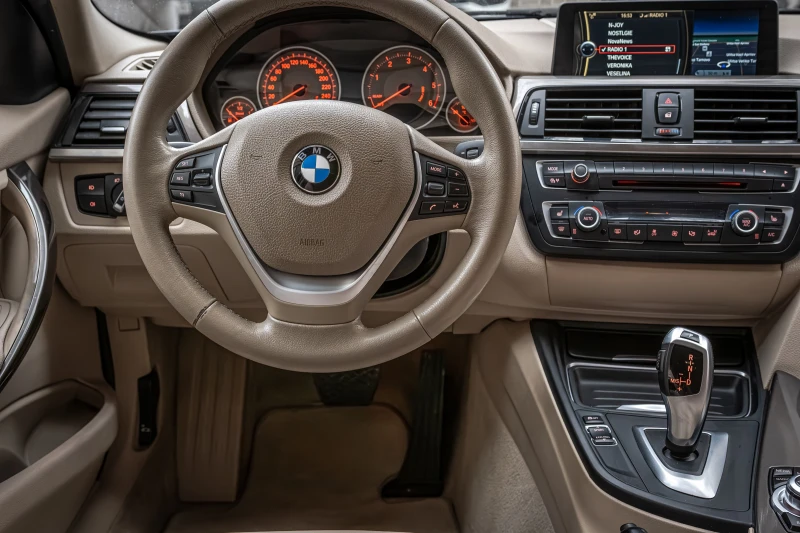 BMW 318 F30 , снимка 16 - Автомобили и джипове - 52187197