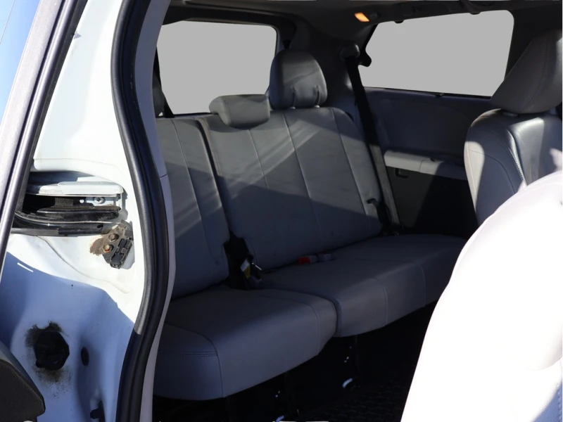 Toyota Sienna Limited Premium * 7 Места * Телевизор * Carfax * , снимка 16 - Автомобили и джипове - 53459642