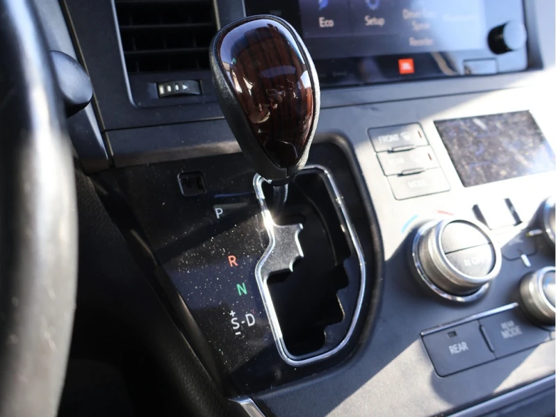 Toyota Sienna Limited Premium * 7 Места * Телевизор * Carfax * , снимка 13 - Автомобили и джипове - 53459642