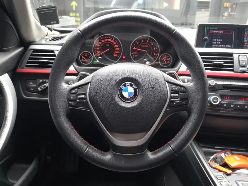 BMW 320 i M Sports - САМО 30% АВАНС, снимка 13 - Автомобили и джипове - 55896893