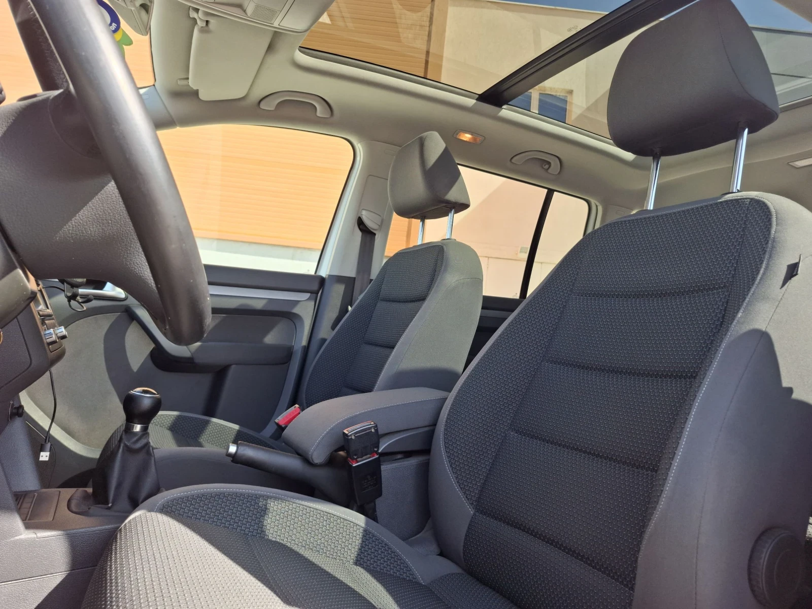 VW Touran 2.0 TDI 140 K.с.Comfort-Line , снимка 12 - Автомобили и джипове - 54790640