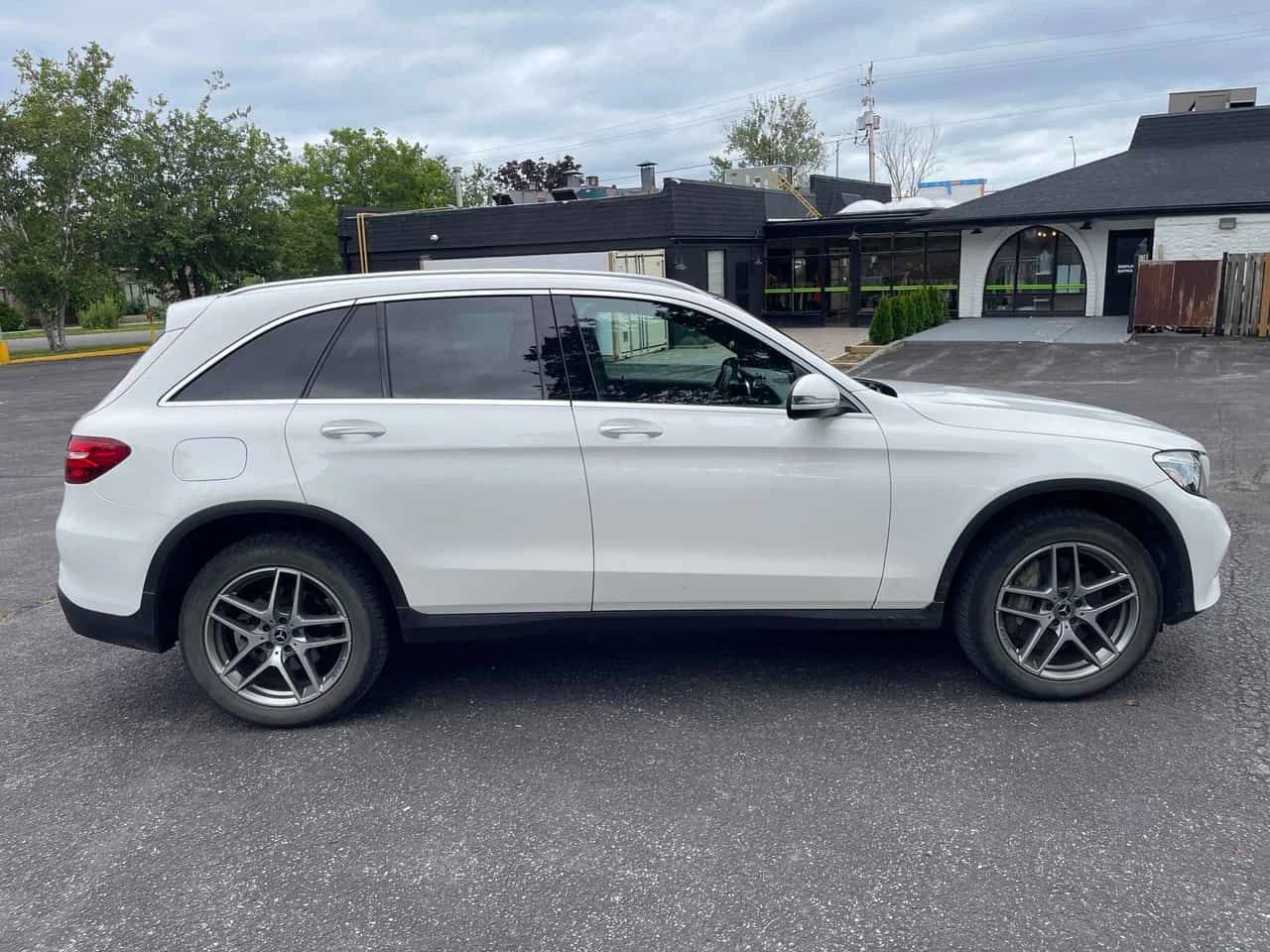 Mercedes-Benz GLC 300 4MATIC | CARFAX | АВТОКРЕДИТ БЕЗ ПЪРВОНАЧАЛНА, снимка 4 - Автомобили и джипове - 55470496