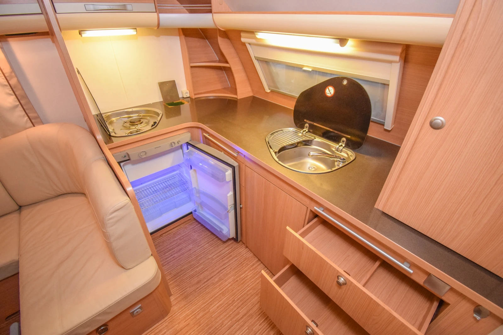 Каравана Adria Adria Adora 613 HT Limited Edition, снимка 7 - Каравани и кемпери - 54744431