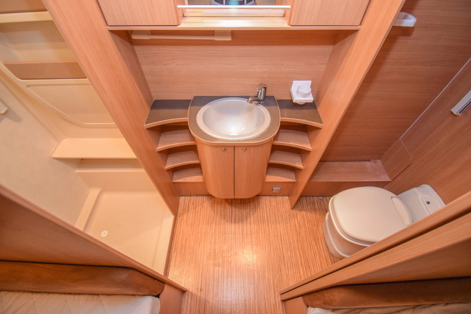 Каравана Adria Adria Adora 613 HT Limited Edition, снимка 14 - Каравани и кемпери - 54744431