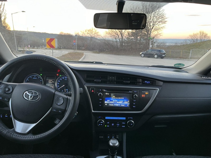 Toyota Auris 1.6 бензин, снимка 7 - Автомобили и джипове - 45515311