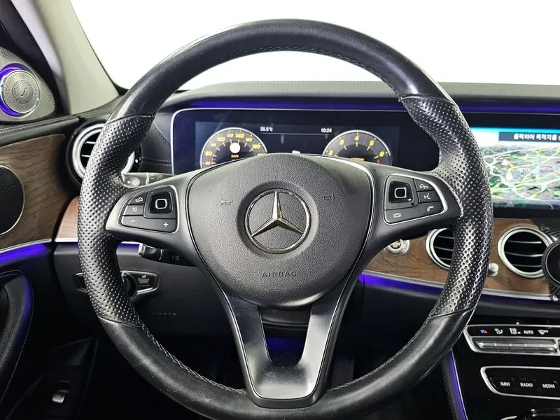 Mercedes-Benz E 300 4Matic Exclusive, снимка 13 - Автомобили и джипове - 56018871