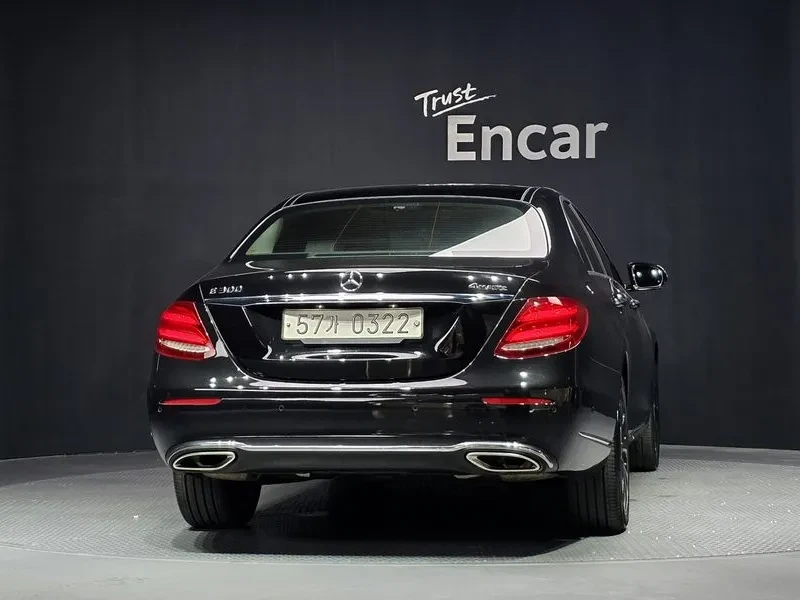 Mercedes-Benz E 300 4Matic Exclusive, снимка 4 - Автомобили и джипове - 56018871