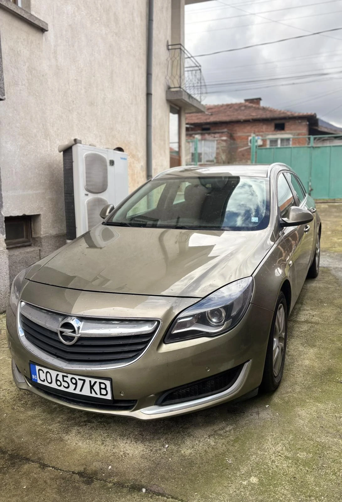 Opel Insignia Sport Tourer 1.6 CDTI, снимка 2 - Автомобили и джипове - 53912784