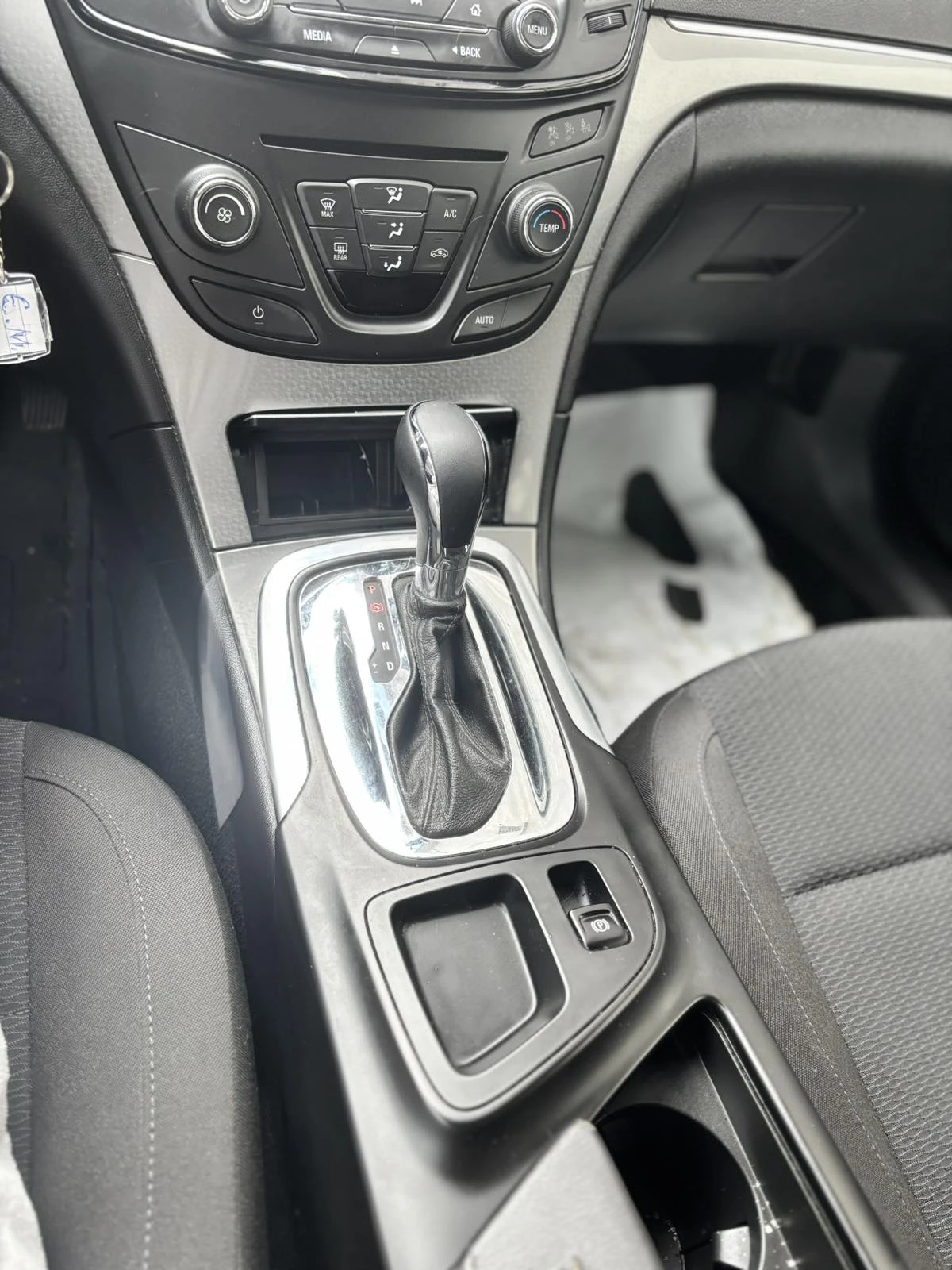 Opel Insignia Sport Tourer 1.6 CDTI, снимка 6 - Автомобили и джипове - 53912784