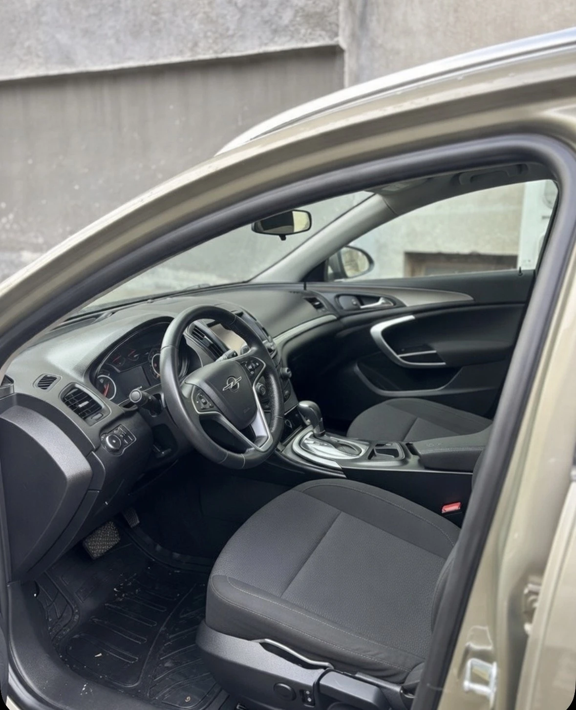 Opel Insignia Sport Tourer 1.6 CDTI, снимка 5 - Автомобили и джипове - 53912784