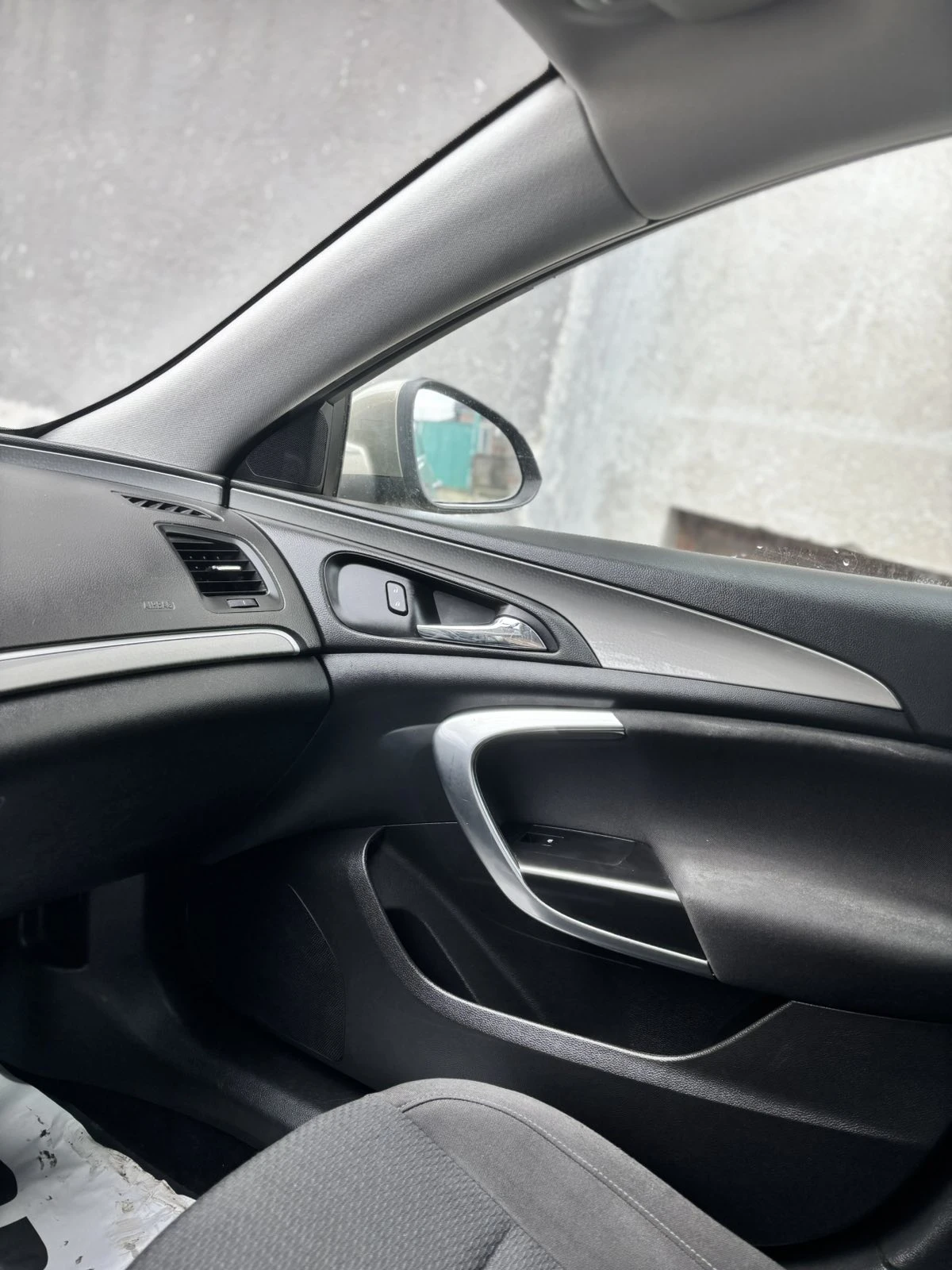 Opel Insignia Sport Tourer 1.6 CDTI, снимка 16 - Автомобили и джипове - 53912784