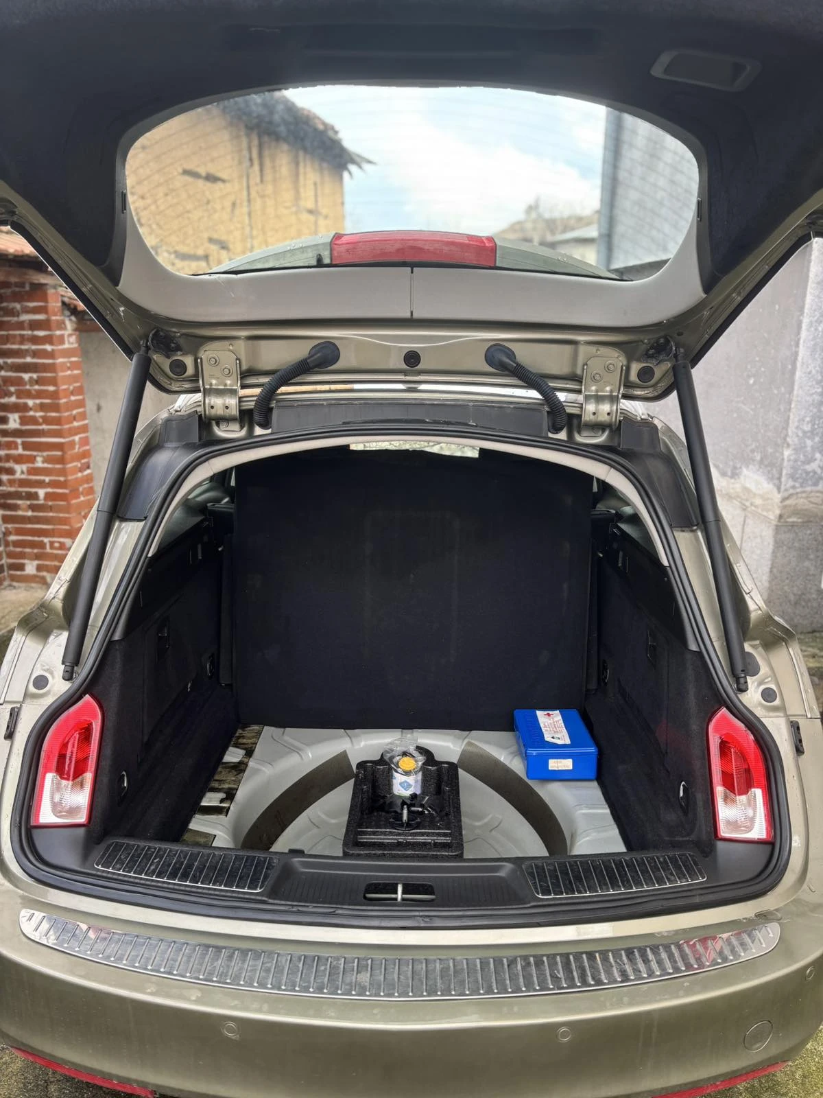 Opel Insignia Sport Tourer 1.6 CDTI, снимка 9 - Автомобили и джипове - 53912784