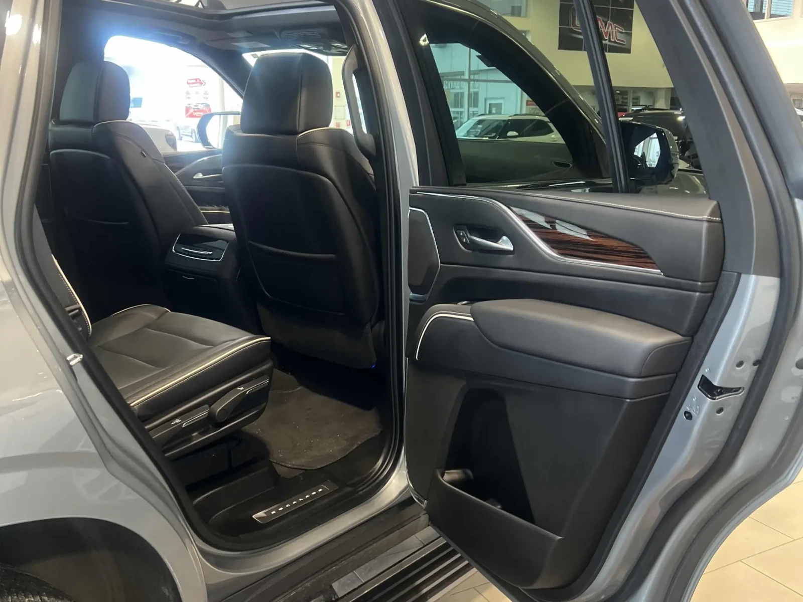 Cadillac Escalade 4WD 4dr Premium Luxury - изображение 10