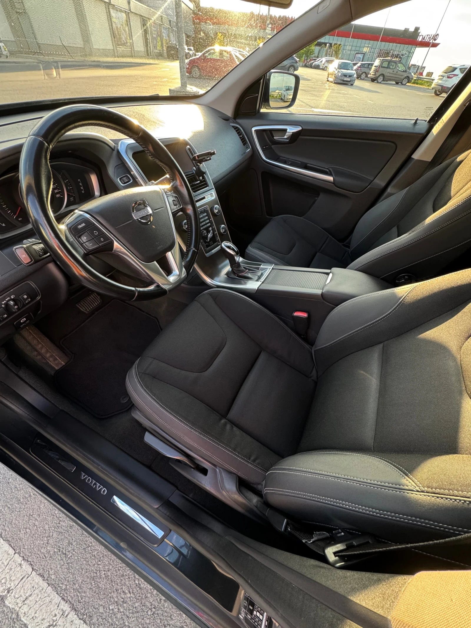 Volvo XC60 D4, снимка 6 - Автомобили и джипове - 54452069