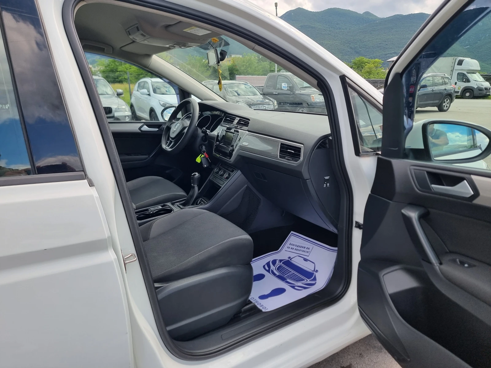 VW Touran 1.6TDI, снимка 15 - Автомобили и джипове - 54759899