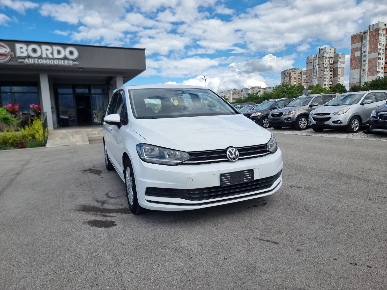 VW Touran 1.6TDI, снимка 9 - Автомобили и джипове - 54759899