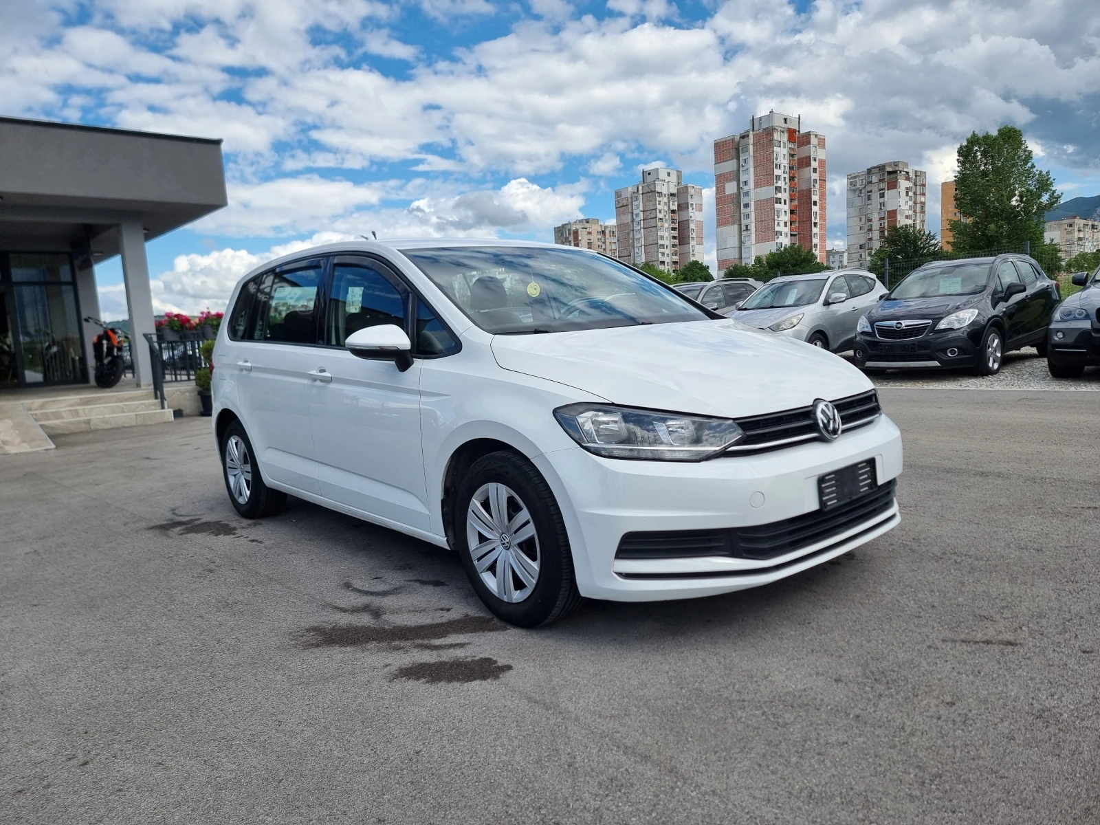 VW Touran 1.6TDI, снимка 8 - Автомобили и джипове - 54759899