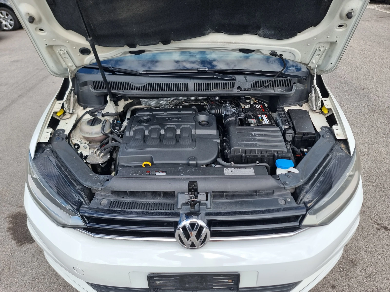 VW Touran 1.6TDI, снимка 17 - Автомобили и джипове - 54759899