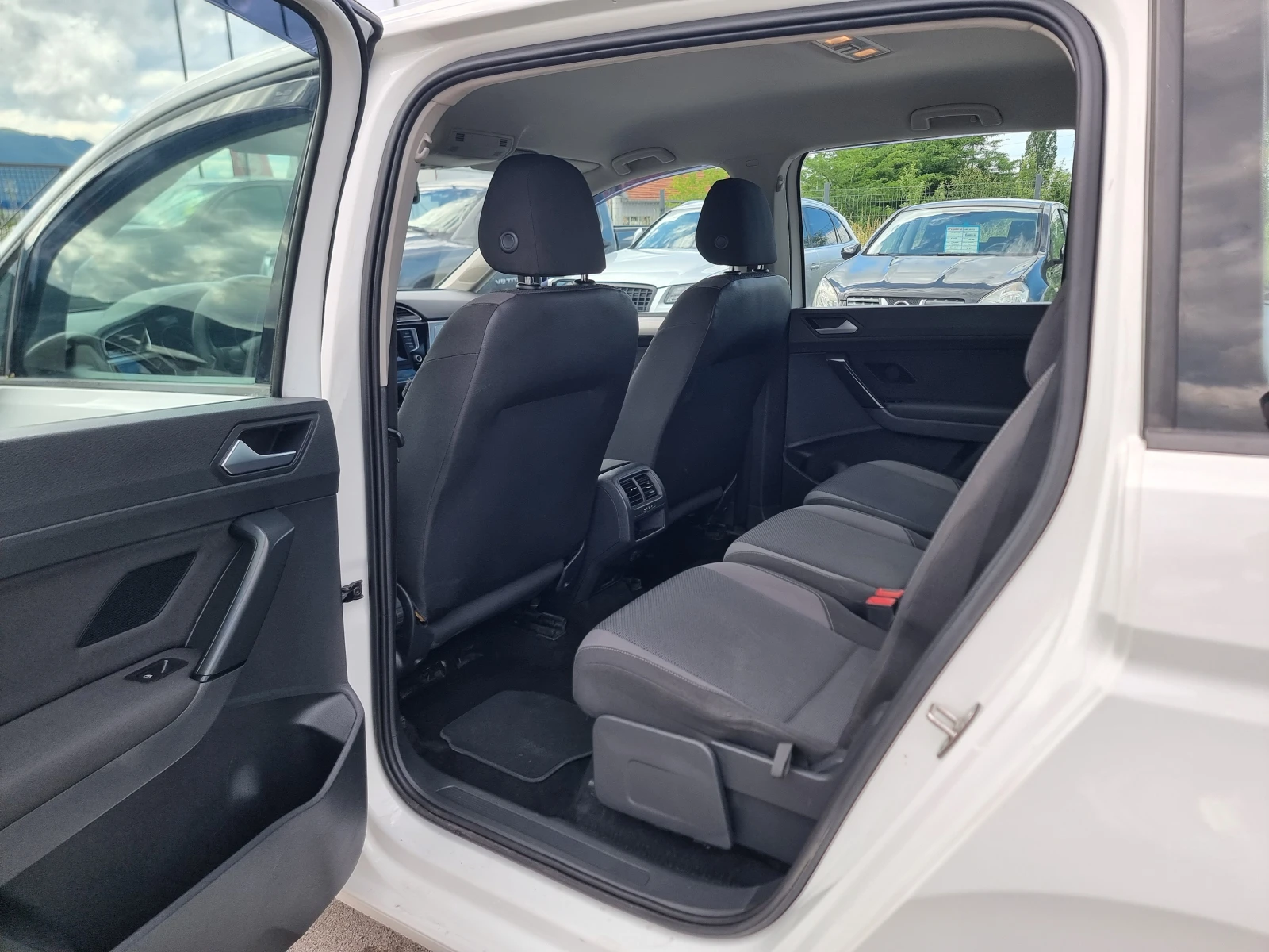 VW Touran 1.6TDI, снимка 11 - Автомобили и джипове - 54759899
