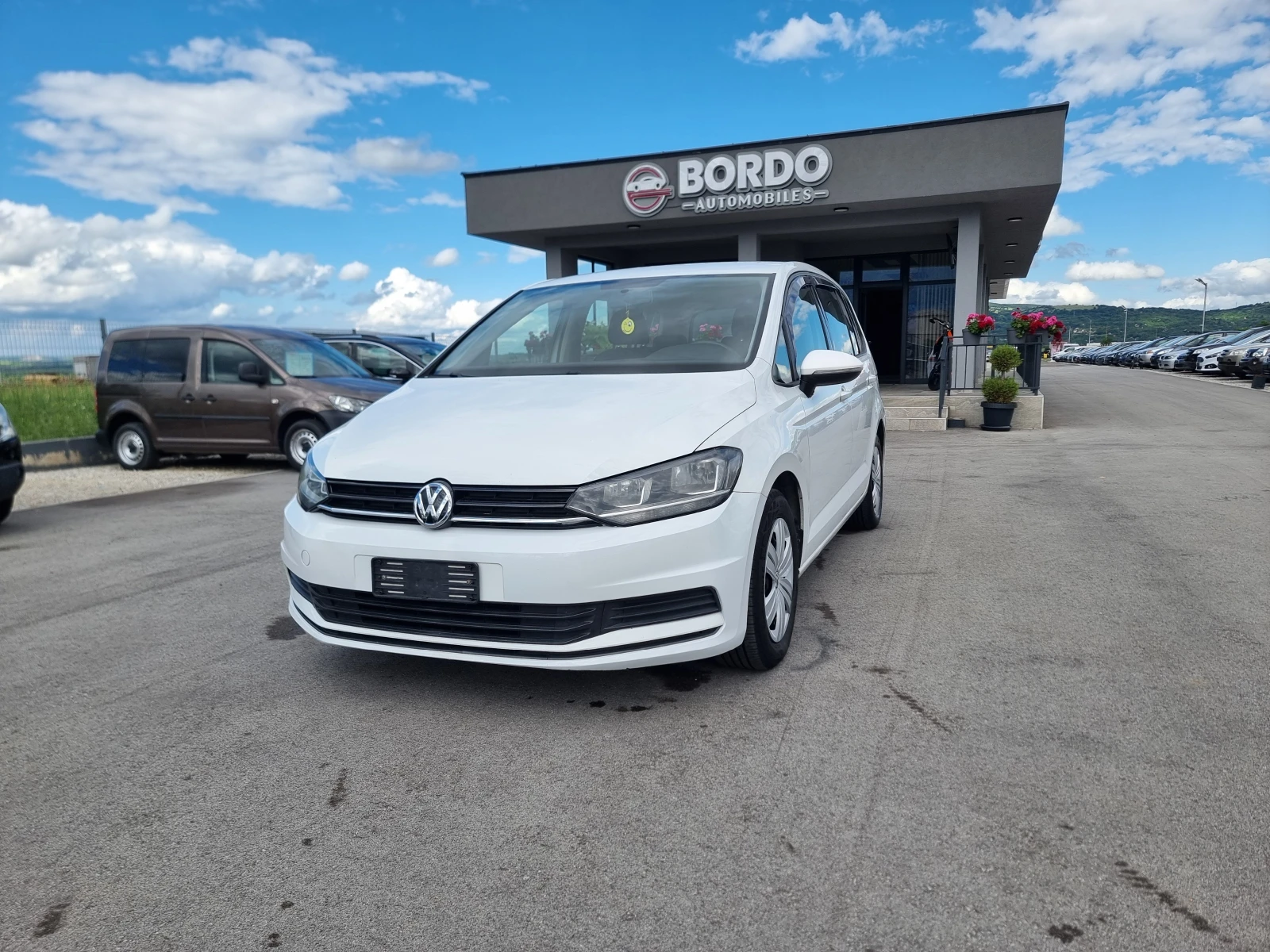 VW Touran 1.6TDI, снимка 2 - Автомобили и джипове - 54759899