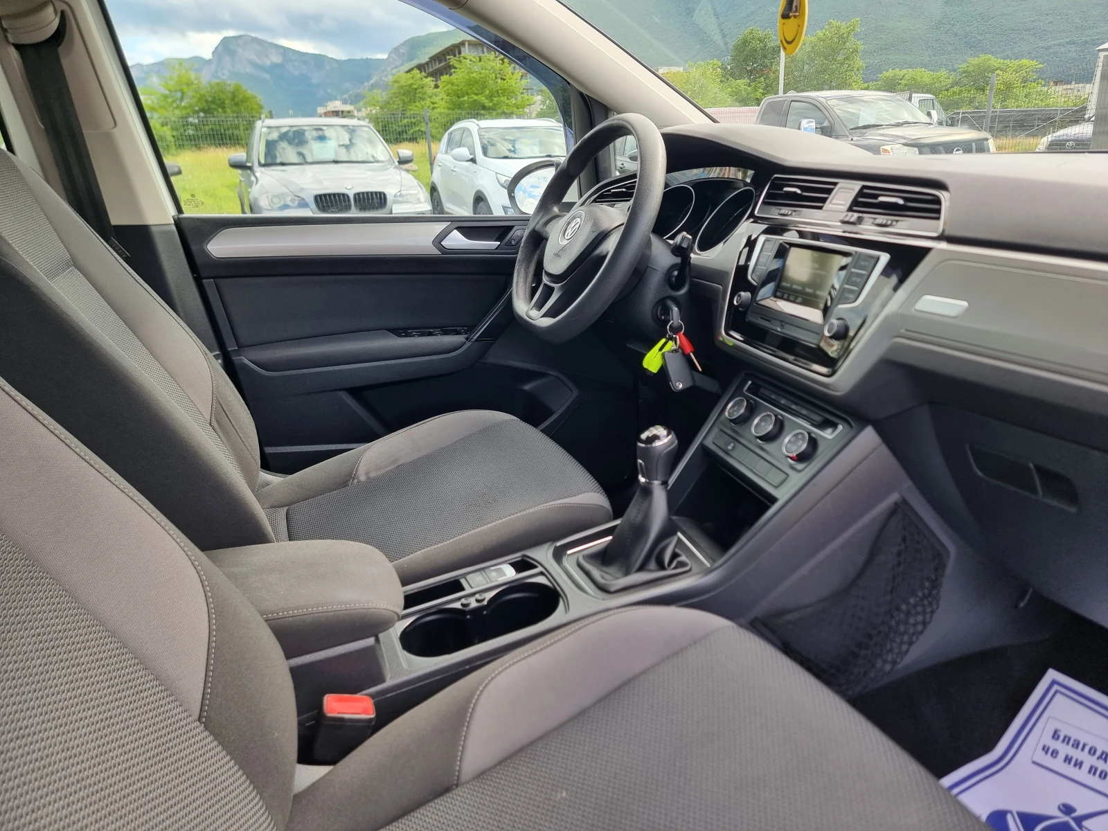 VW Touran 1.6TDI, снимка 16 - Автомобили и джипове - 54759899