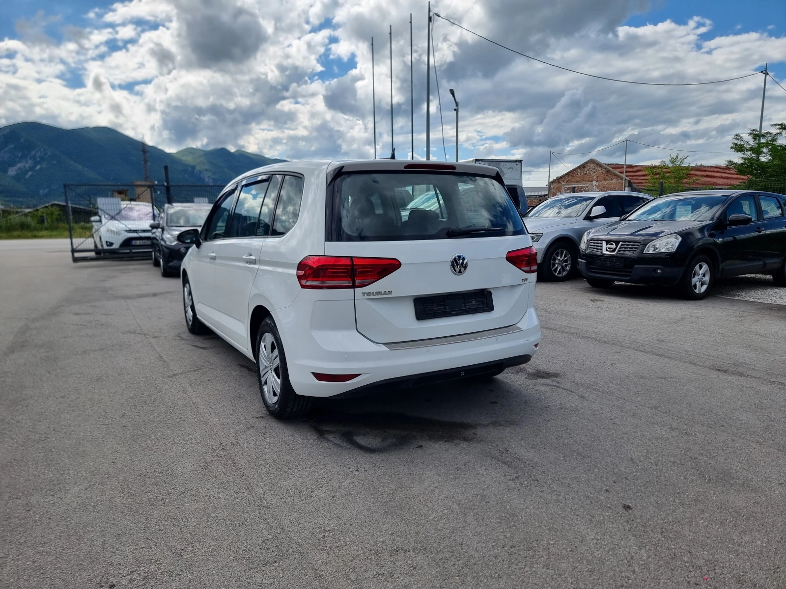 VW Touran 1.6TDI, снимка 5 - Автомобили и джипове - 54759899