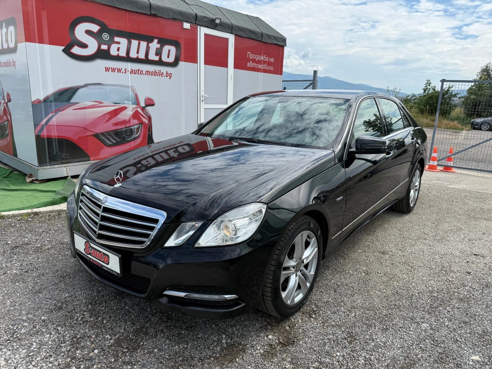 Mercedes-Benz E 250 4MATIC AVANTGARDE* NAVI* КОЖА* ПОДГРЕВ* ШВЕЙЦАРИЯ, снимка 2 - Автомобили и джипове - 55141395