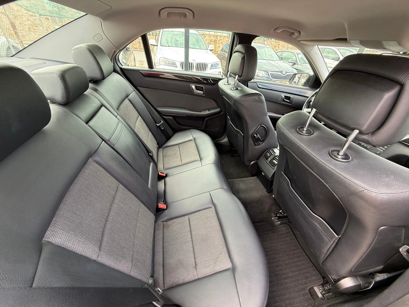 Mercedes-Benz E 250 4MATIC AVANTGARDE* NAVI* КОЖА* ПОДГРЕВ* ШВЕЙЦАРИЯ, снимка 10 - Автомобили и джипове - 55141395