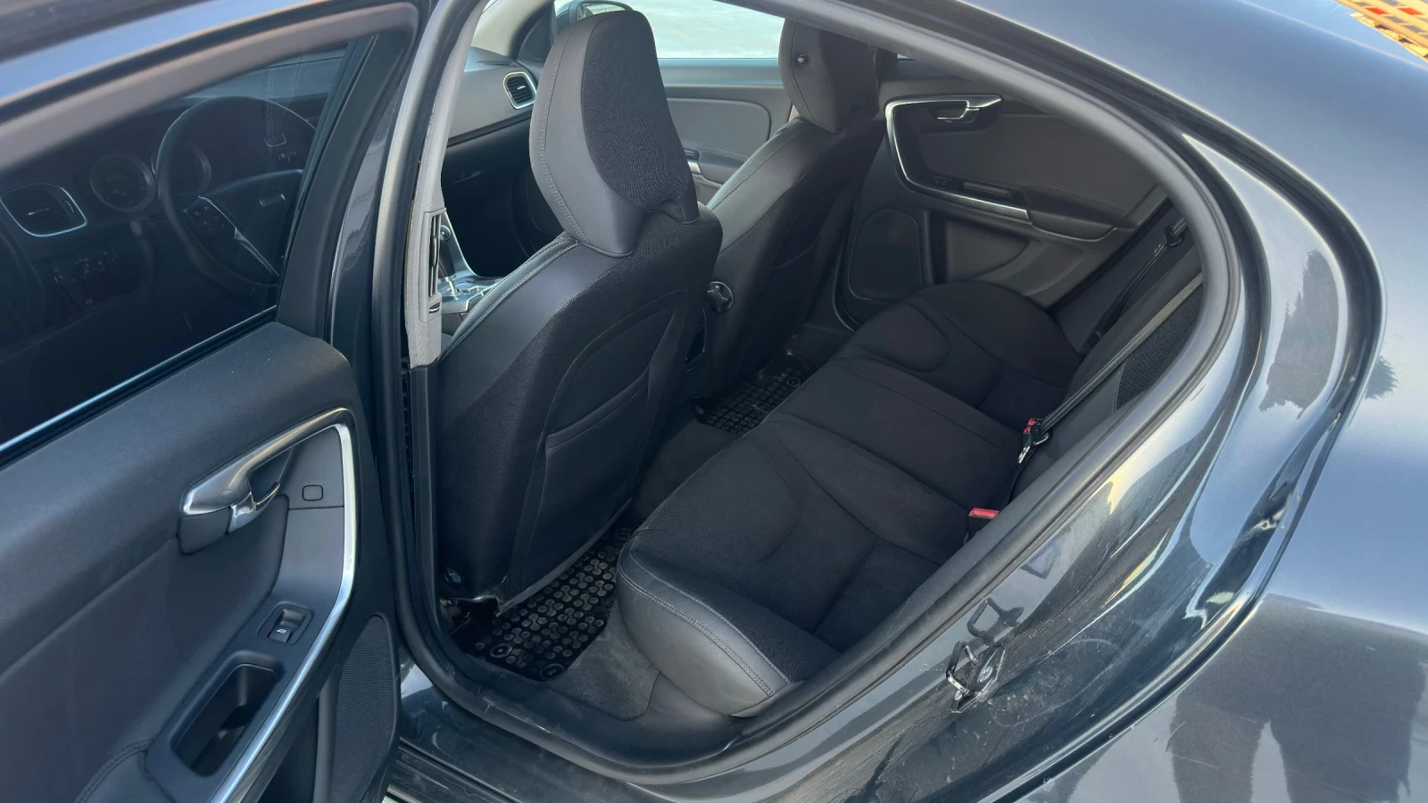 Volvo S60 II 2.0 D3, снимка 11 - Автомобили и джипове - 55677654