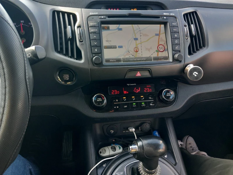 Kia Sportage 2.0 4x4 KOJA NAVI XENON PODGREV FULL TOP, снимка 2 - Автомобили и джипове - 52683837