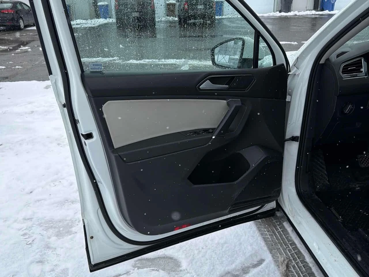 VW Tiguan * KEYLESS ENTRY* * ШИБЕДАХ* * ПОДГРЕВИ* , снимка 8 - Автомобили и джипове - 53849311