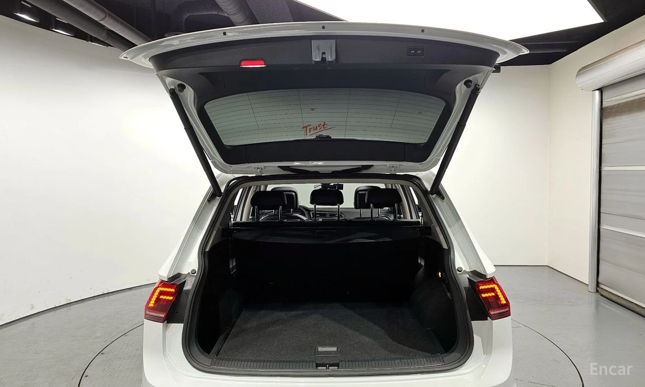 VW Tiguan Allspace * 2.0TDI* PRESTIGE* КОЖА* ПОДГРЕВ* ПАНОРАМА* HEAD-, снимка 17 - Автомобили и джипове - 54497460
