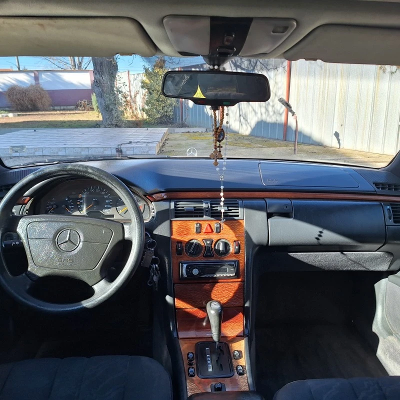 Mercedes-Benz E 300, снимка 11 - Автомобили и джипове - 47033189