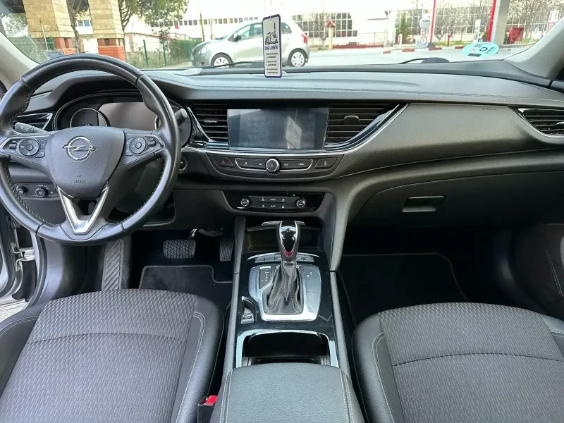 Opel Insignia 1.6 CDTI, снимка 9 - Автомобили и джипове - 52473365