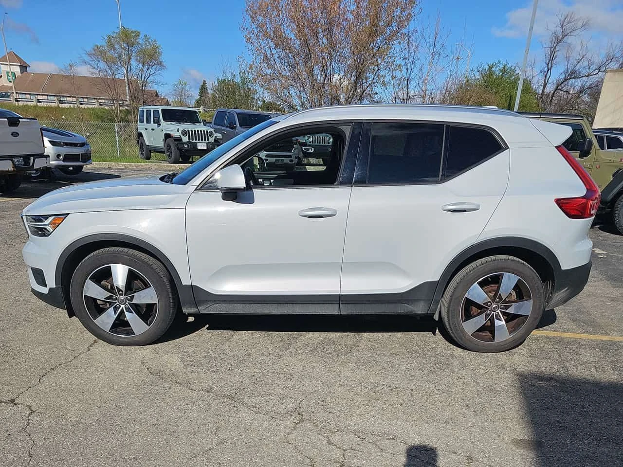 Volvo XC40 * Momentum * 360 * КОМПЛЕКТ ДЖАНТИ * ПОДГРЕВ * NAV, снимка 2 - Автомобили и джипове - 54442362