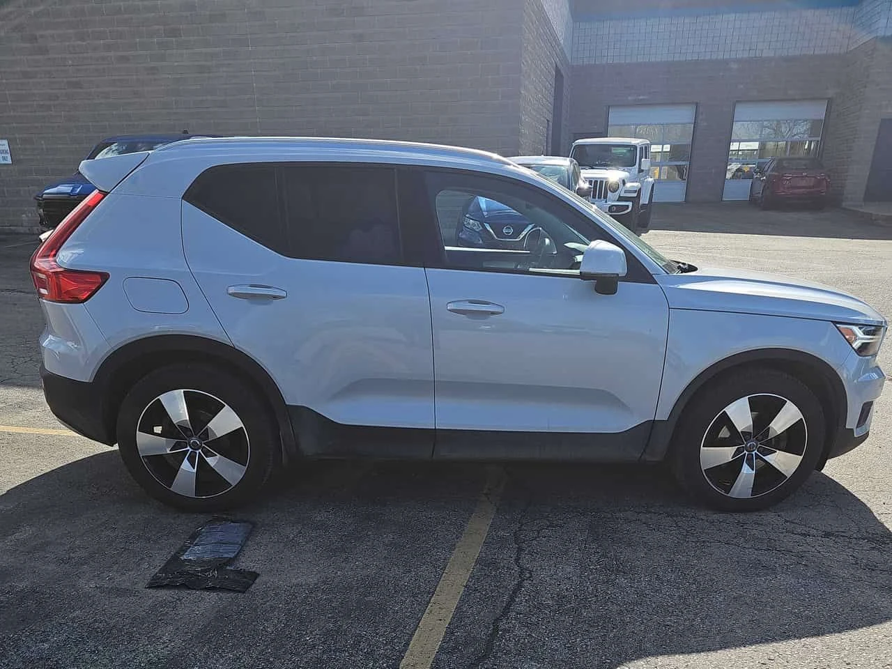 Volvo XC40 * Momentum * 360 * КОМПЛЕКТ ДЖАНТИ * ПОДГРЕВ * NAV, снимка 3 - Автомобили и джипове - 54442362