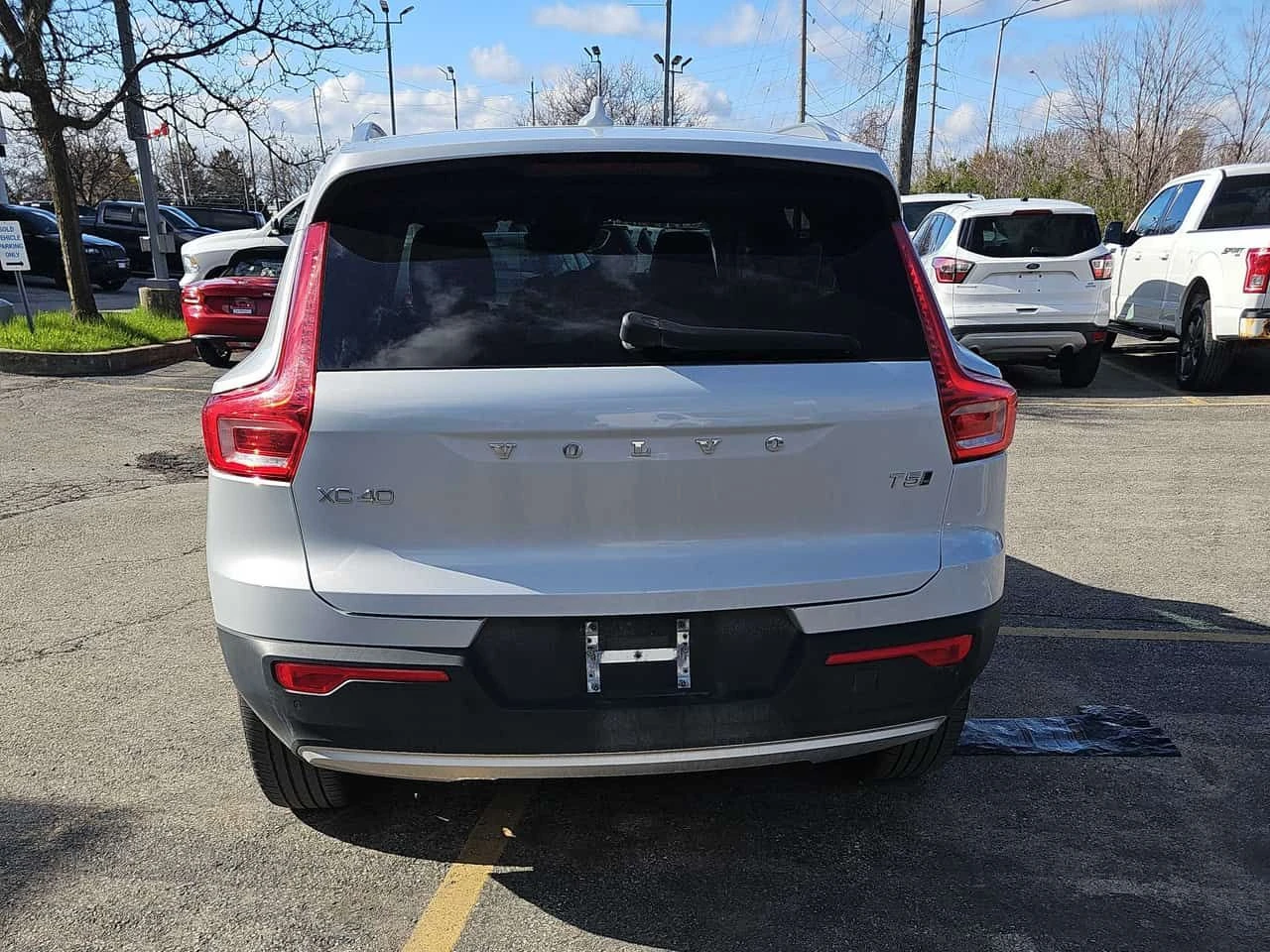 Volvo XC40 * Momentum * 360 * КОМПЛЕКТ ДЖАНТИ * ПОДГРЕВ * NAV, снимка 4 - Автомобили и джипове - 54442362