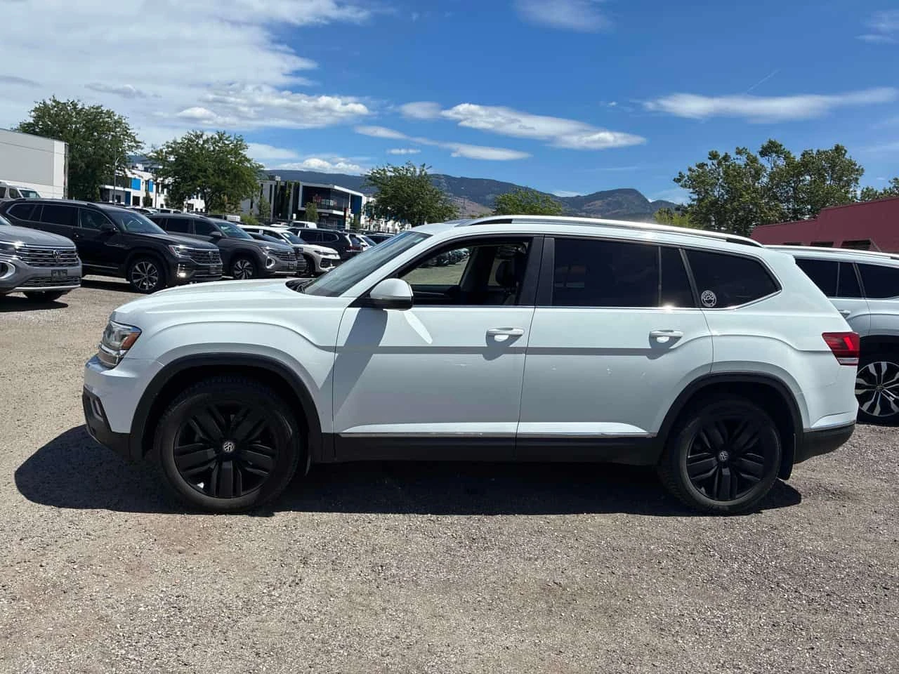 VW Atlas * Highline * CARFAX * ЦЕНА ДО БГ, снимка 2 - Автомобили и джипове - 55259081