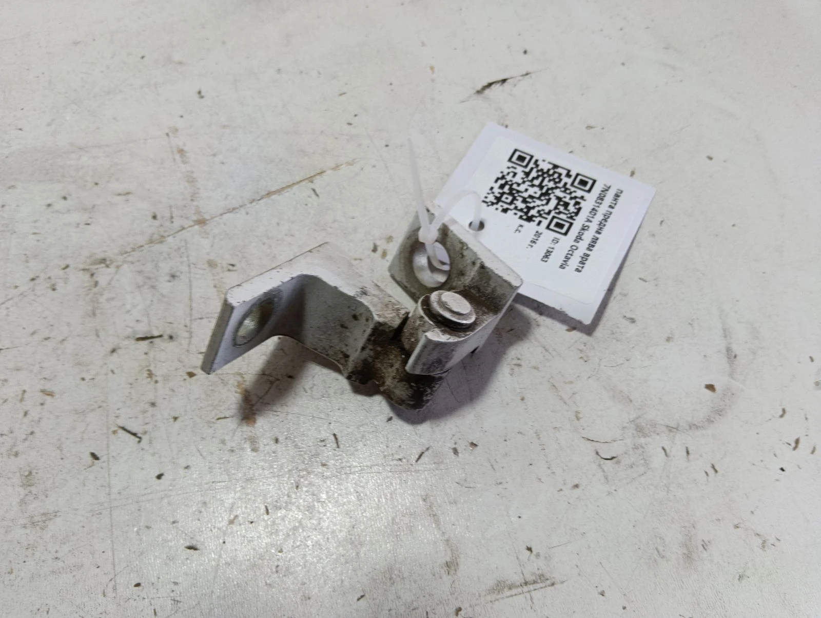 панта предна лява врата 7N0831401A Skoda Octavia