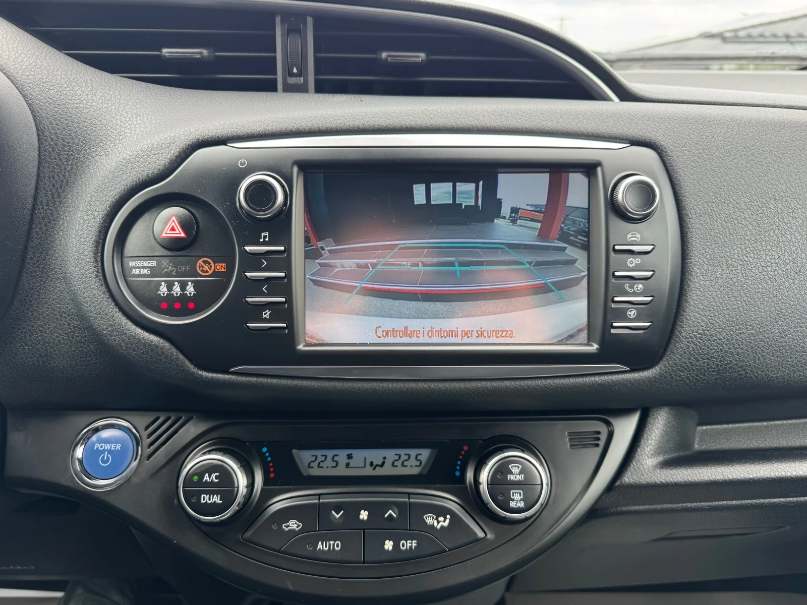 Toyota Yaris 1.5i-HYBRID-LANE ASSIST-CAMERA-TOP, снимка 14 - Автомобили и джипове - 54392671