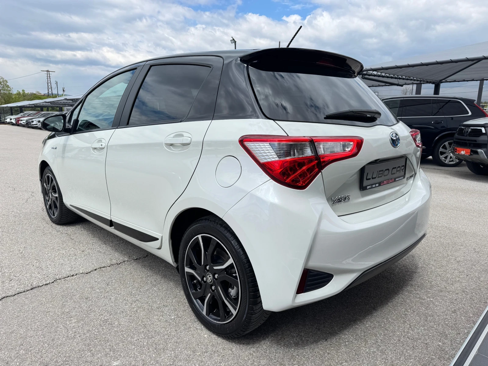 Toyota Yaris 1.5i-HYBRID-LANE ASSIST-CAMERA-TOP, снимка 4 - Автомобили и джипове - 54392671