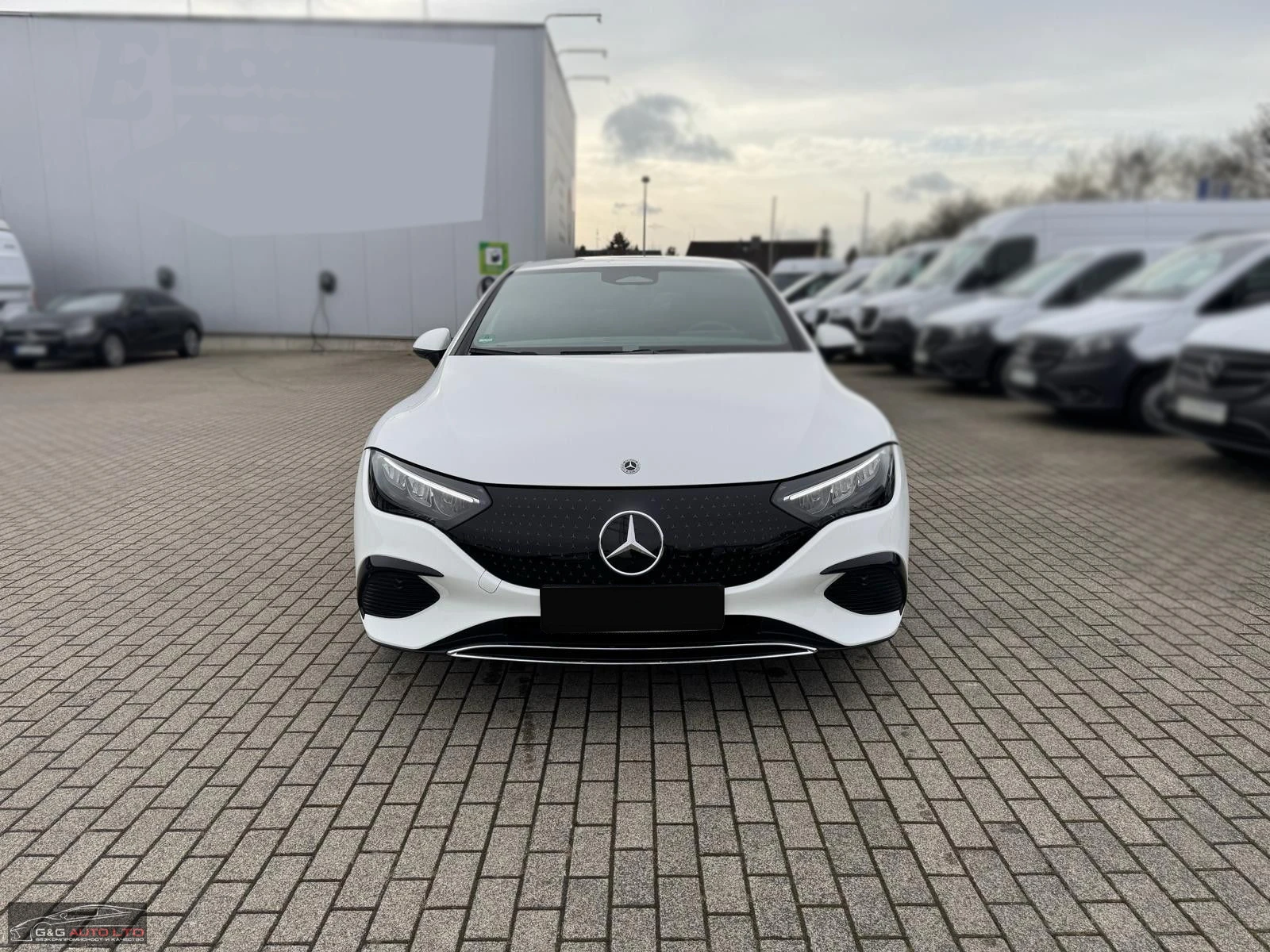 Mercedes-Benz EQE 300/AMG/245HP/LED/NAVI/CAM/AVANTG/204E - изображение 2