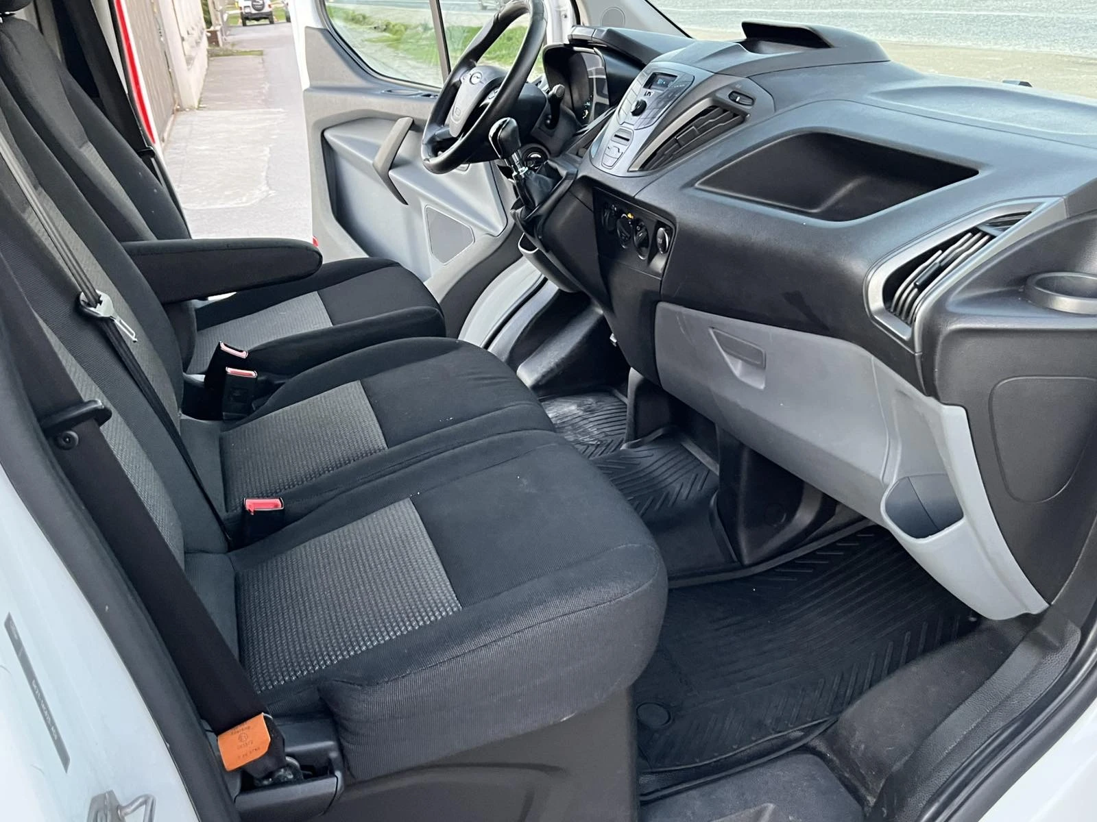 Ford Transit Custom 2.0TDCI 105кс 6 СКОРОСТИ EURO 6 КЛИМАТИК, снимка 8 - Бусове и автобуси - 54128836