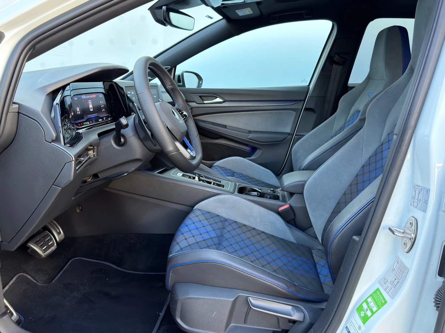 VW Golf 8 R 2.0 TSI OPF 4MOTION - изображение 8