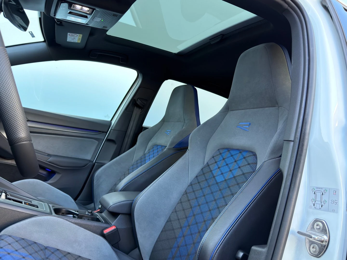 VW Golf 8 R 2.0 TSI OPF 4MOTION - изображение 9