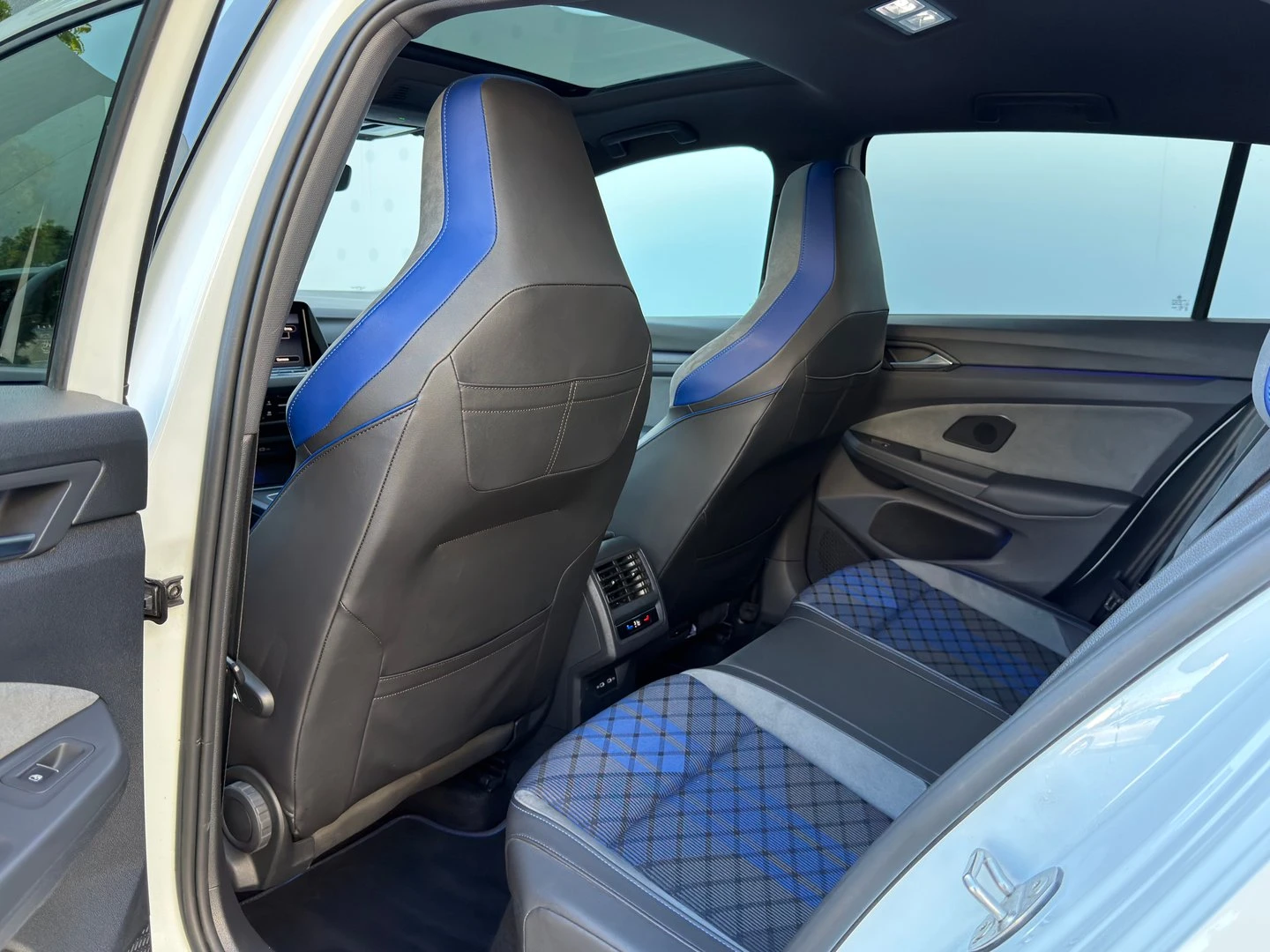 VW Golf 8 R 2.0 TSI OPF 4MOTION - изображение 10