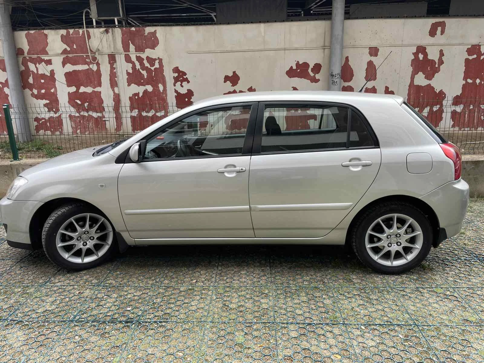 Toyota Corolla 1.6i, снимка 5 - Автомобили и джипове - 56601287