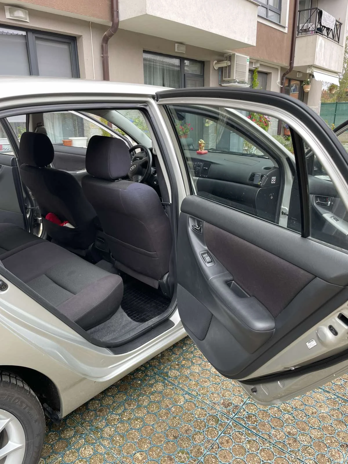 Toyota Corolla 1.6i, снимка 9 - Автомобили и джипове - 56601287