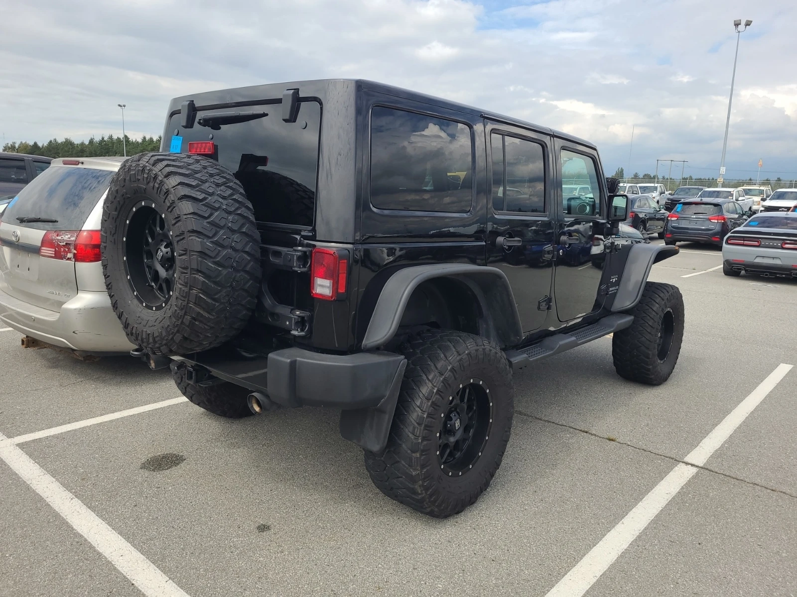 Jeep Wrangler Unlimited SAHARA (CARFAX) - изображение 3